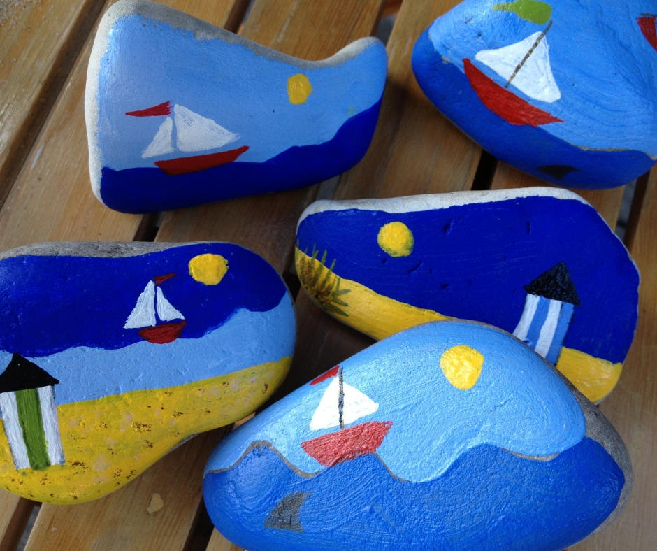Paint rocks between Christmas and New Year