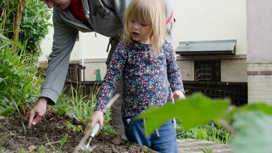 important-encourage-children-start-gardening
