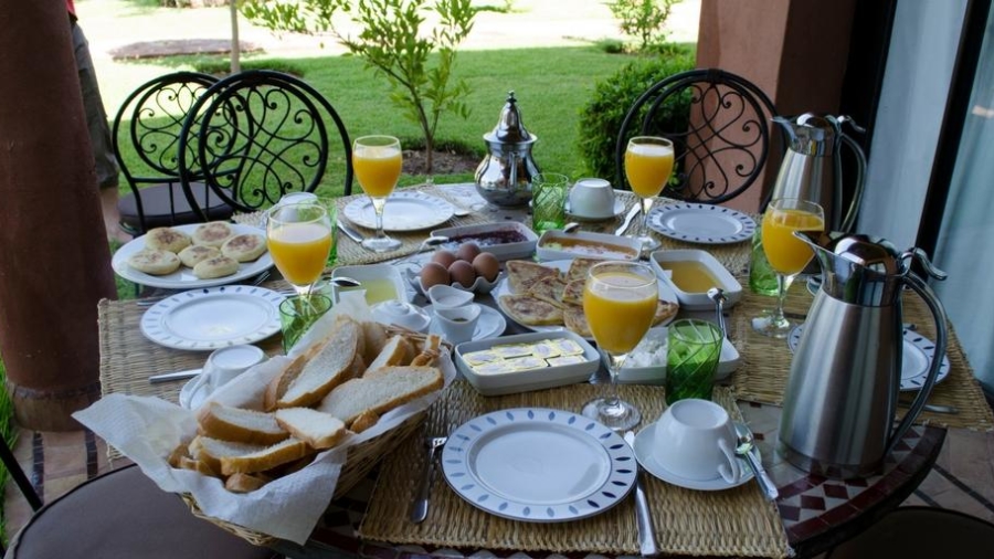 eating alfresco