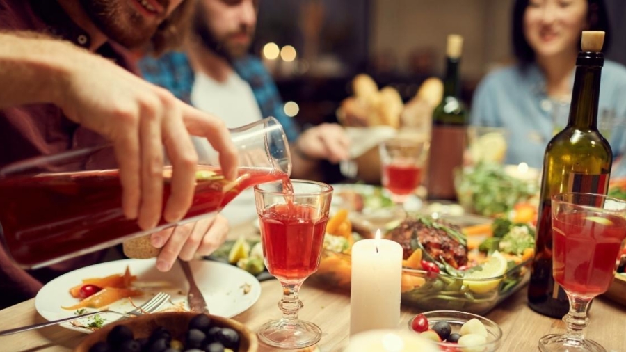 3 practical tips for throwing a dinner party