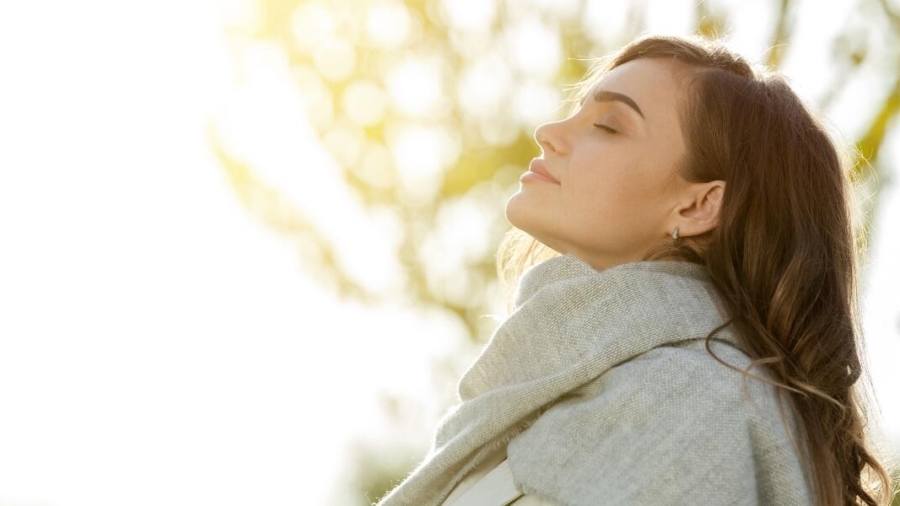 How To Stay Looking And Feeling Fresh Through A Long Day